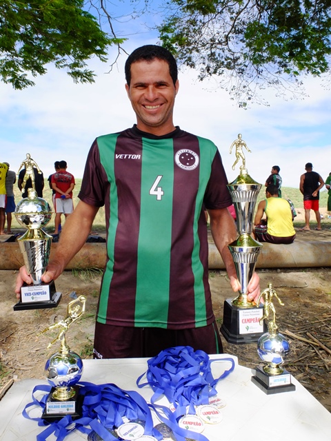 Fábio Lima da Silva vem há oito anos trabalhar no corte de cana-de-açúcar e afirma que o futebol é uma forma de ajudar a passear pela região. FOTO: DIVULGAÇÃO.